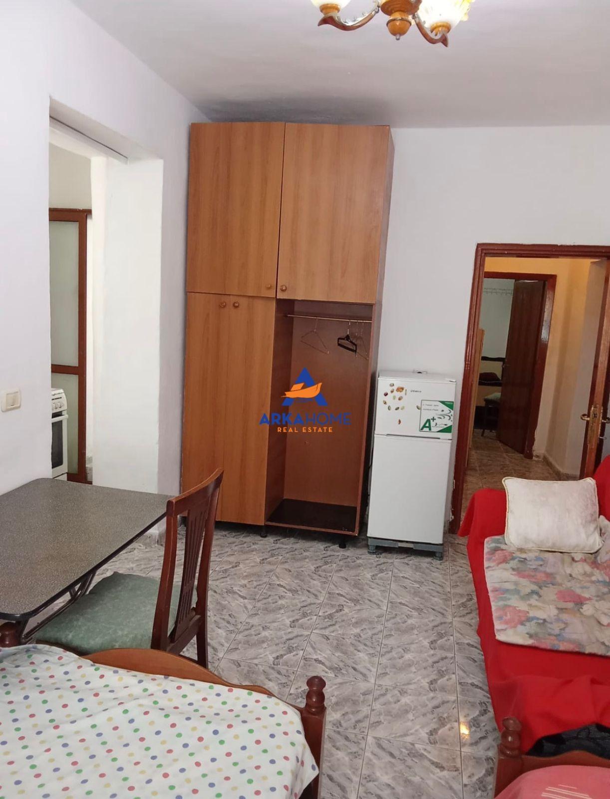 JEPET APARTAMENT ME QERA 2+1 "TEK RRUGA E ELBASANIT " 40.000 LEKE
