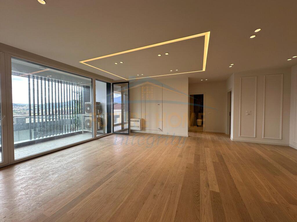 Qera, Apartament 3+1+2+2 Garazhe, Pallati i Brigadave, Tiranë.