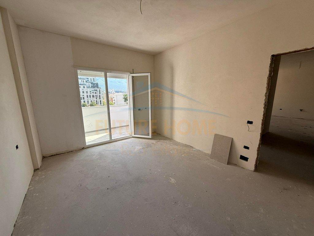 Shitet, Apartament 2+1+2 + Post Parkimi, Shkolla e Kuqe.