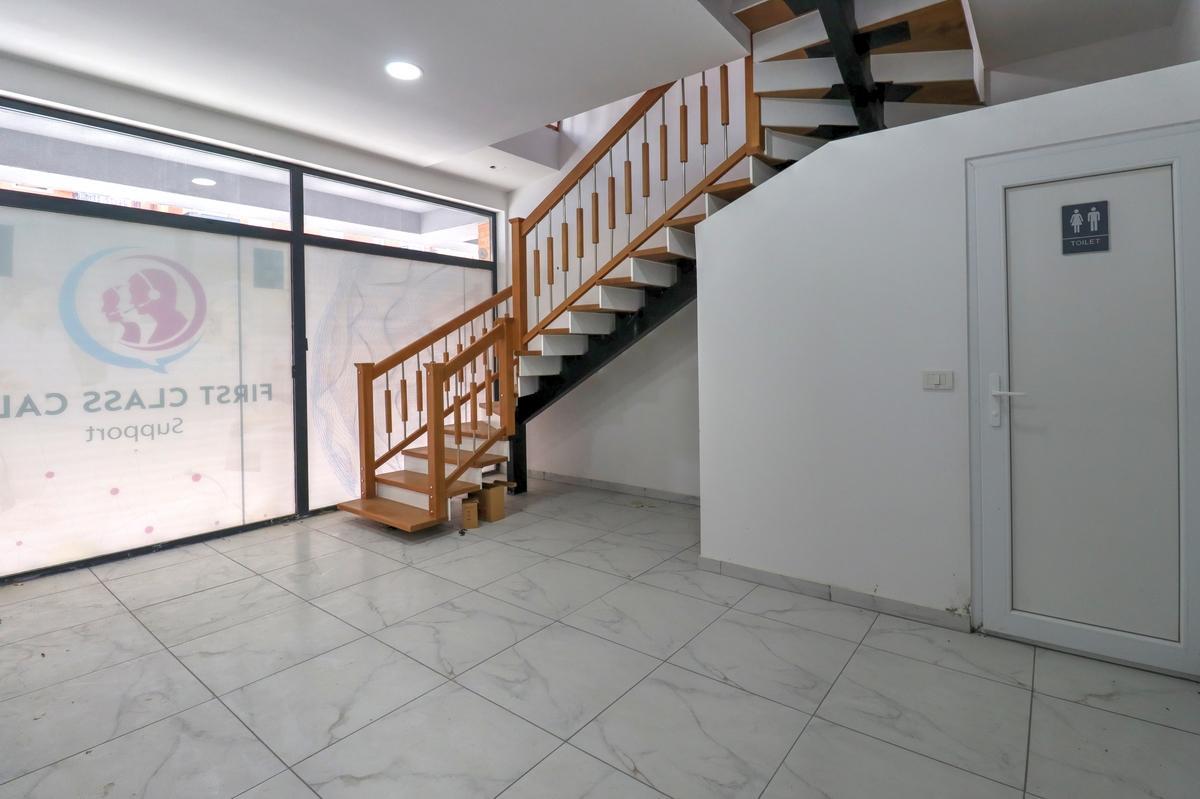 Zyre me qira me 3 hapësira pune në lagjen Kalabria