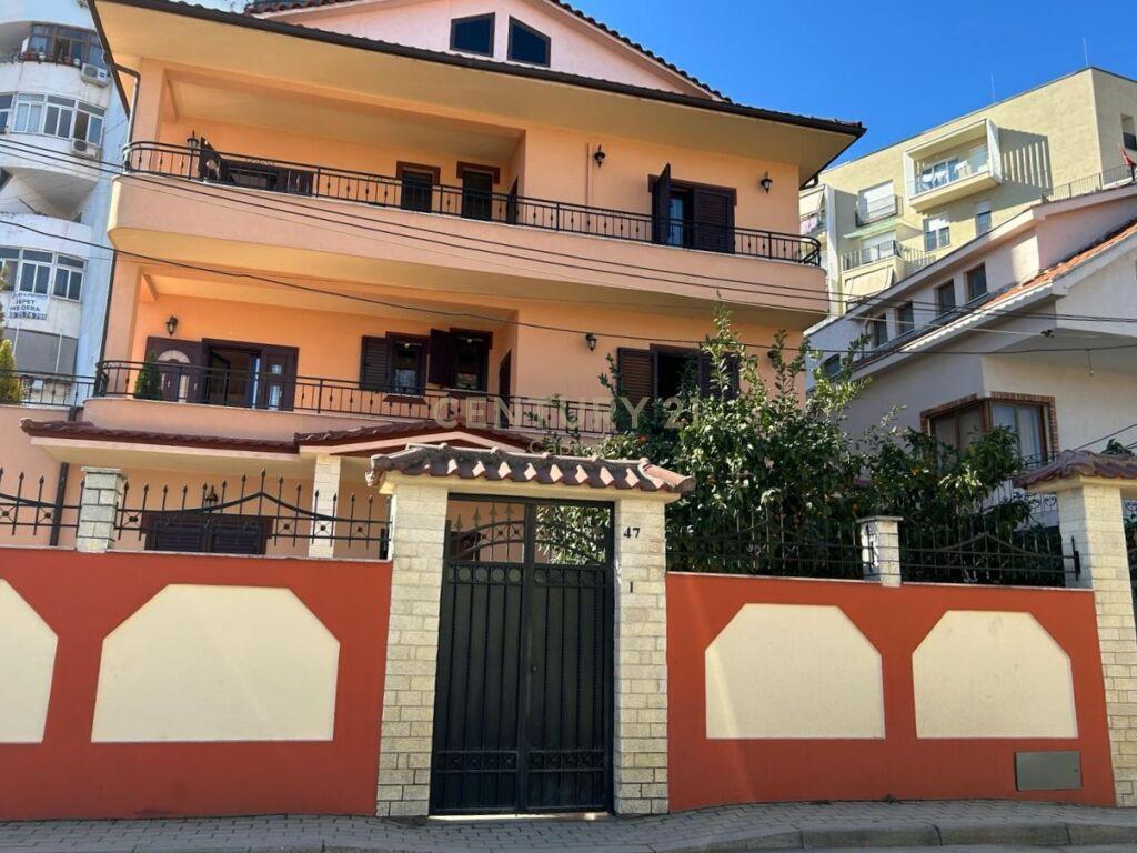 Japim me qera 2 kate te nje vile me oborr ne Don Bosco , Tiranë - 2000€ | 260 m² + 152 m2 oborr