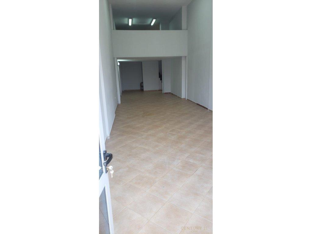 Ambient komercial për shitje pranë Shkollës së Kuqe