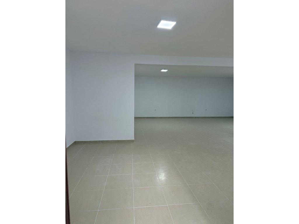 OKAZION! – SHITET AMBIENT KOMERCIAL 90 m² BUZË RRUGËS, MBI KOPSHTIN ZOOLOGJIK – PRANË XHAMISË SË RE!