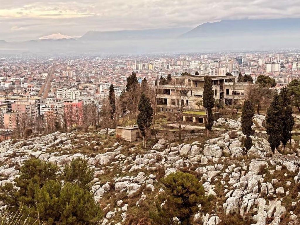 Tokë dhe objekt historik ne Shkodër me siperfaqe trualli 11784 m² dhe ndertese 974.25 m²