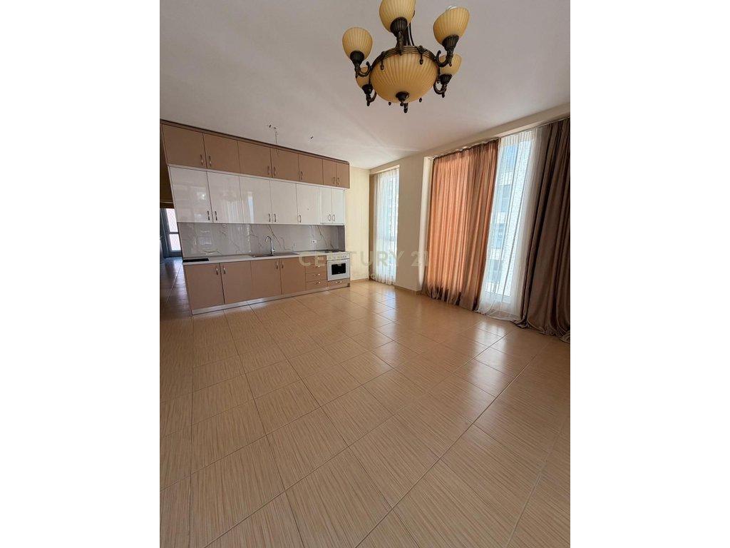 Apartament 2+1+2 + ballkon Me Qira tek Bulevardi i Ri, Tiranë - 50,000 Leke | 120 m²