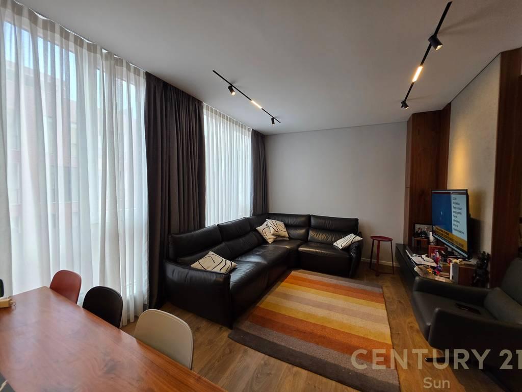 SHITET APARTAMENT 2+1 + POST PARKIMI NE BULEVARDIN E RI