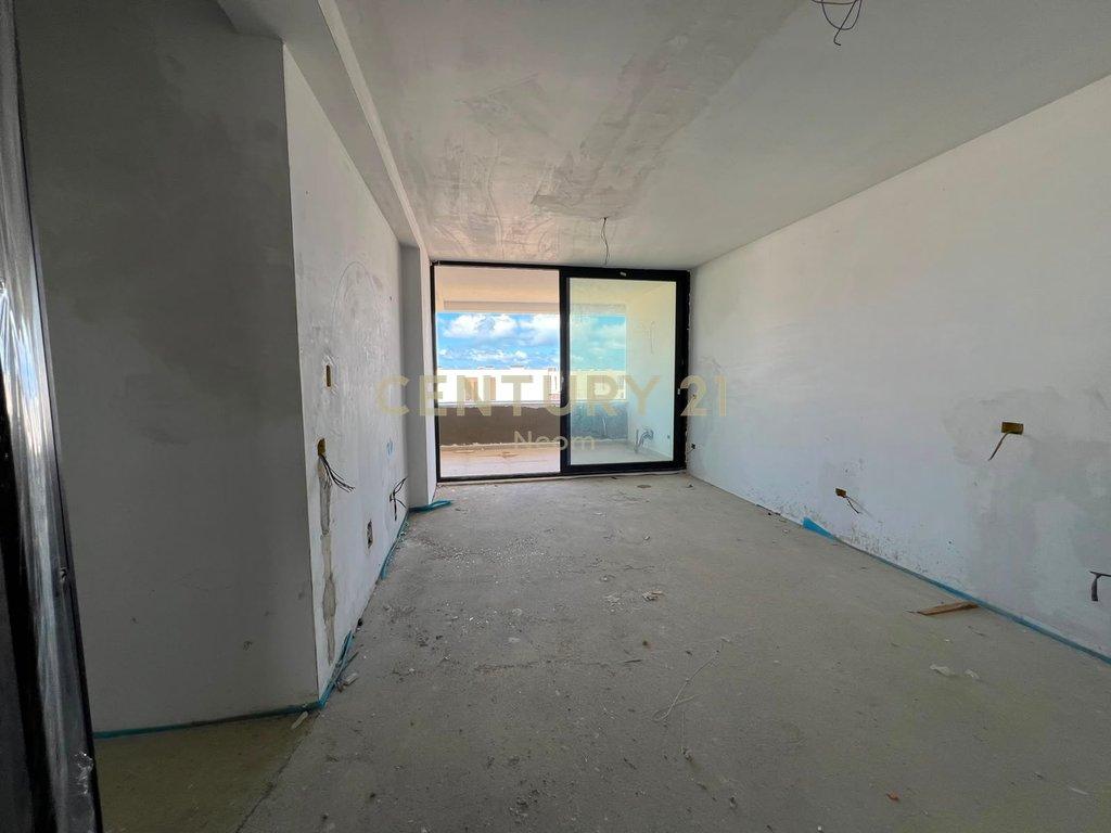 Shitet Apartament 2+1+post parkimi në Porto Lalzi, Hamallaj