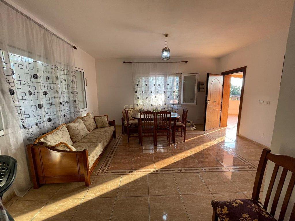 Shtëpi private në shitje – Hapësirë, qetësi dhe komoditet për familjen tuaj!