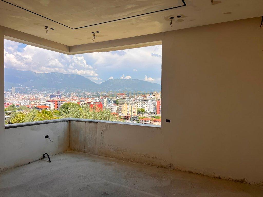 SHITET VILË 2-KATËSHE NË REZIDENCËN ALEKSANDROS – ME PAMJE PANORAMIKE NGA TIRANA
