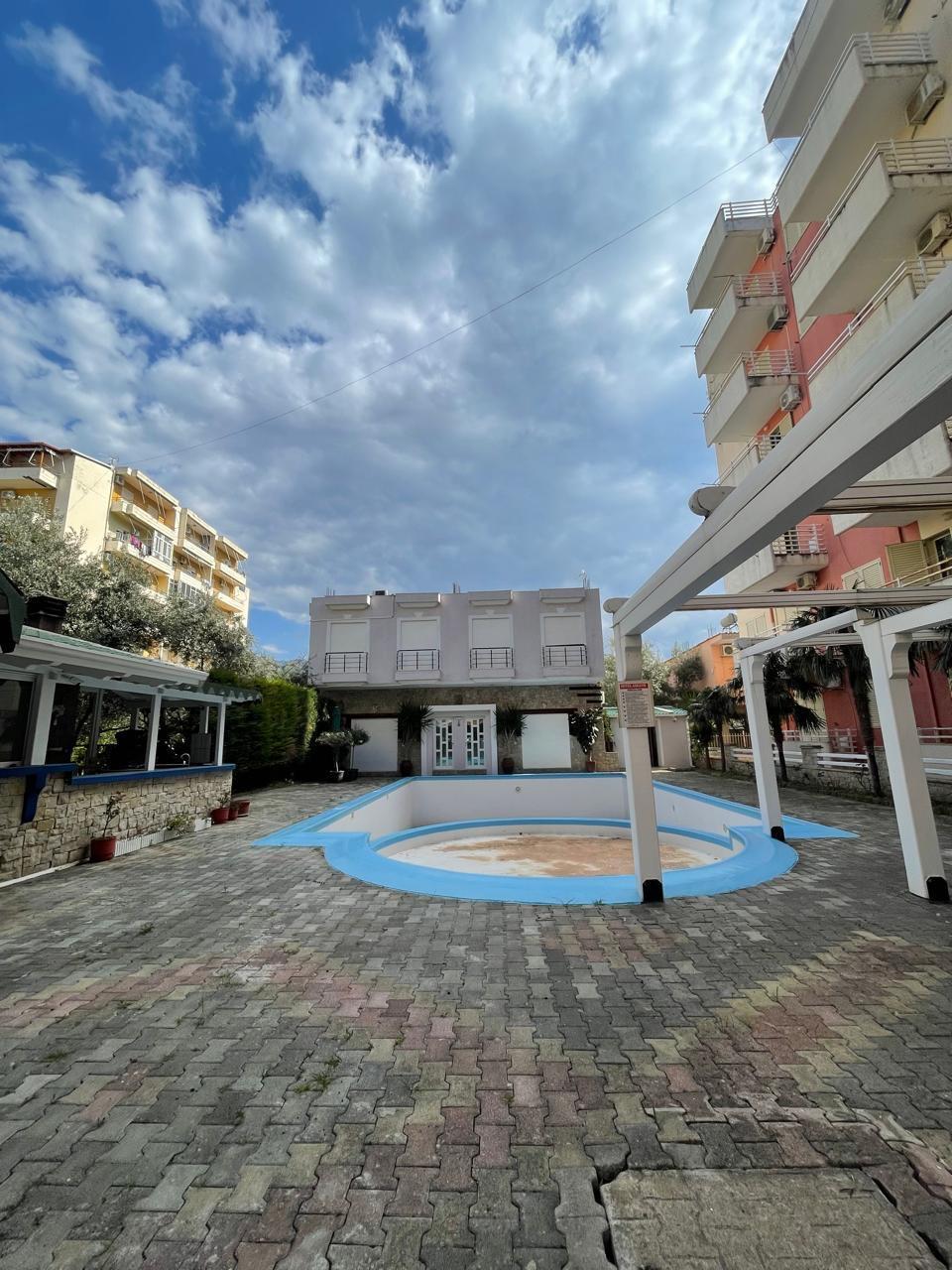 Apartament 1+1 për Shitje në Orikum – Certifikatë Pronësie dhe Akses në Pishinë