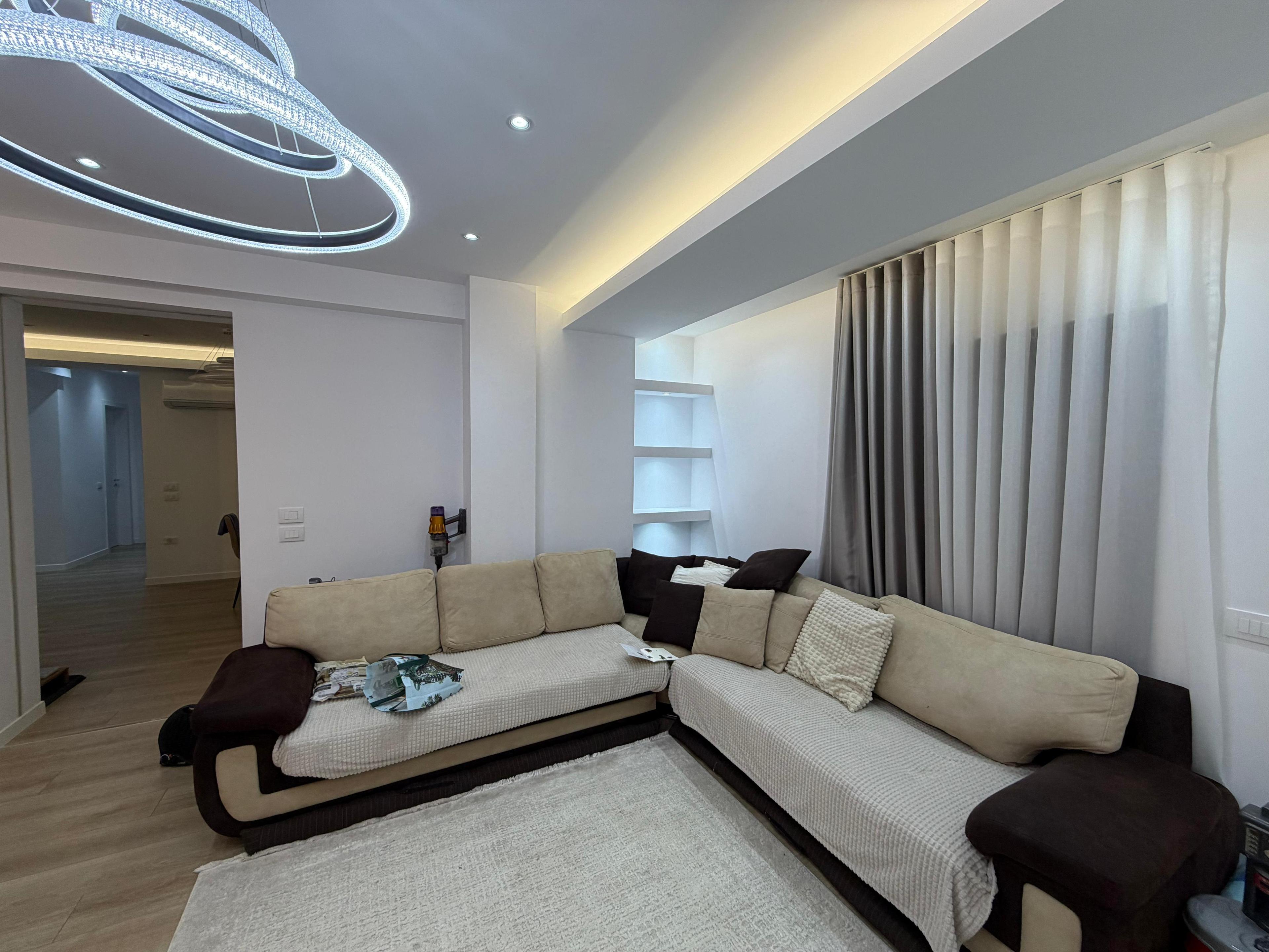 Apartament 3+1 me Qira | 120 m² me Parkim, Ballkon të Madh dhe Mobilim të Plotë