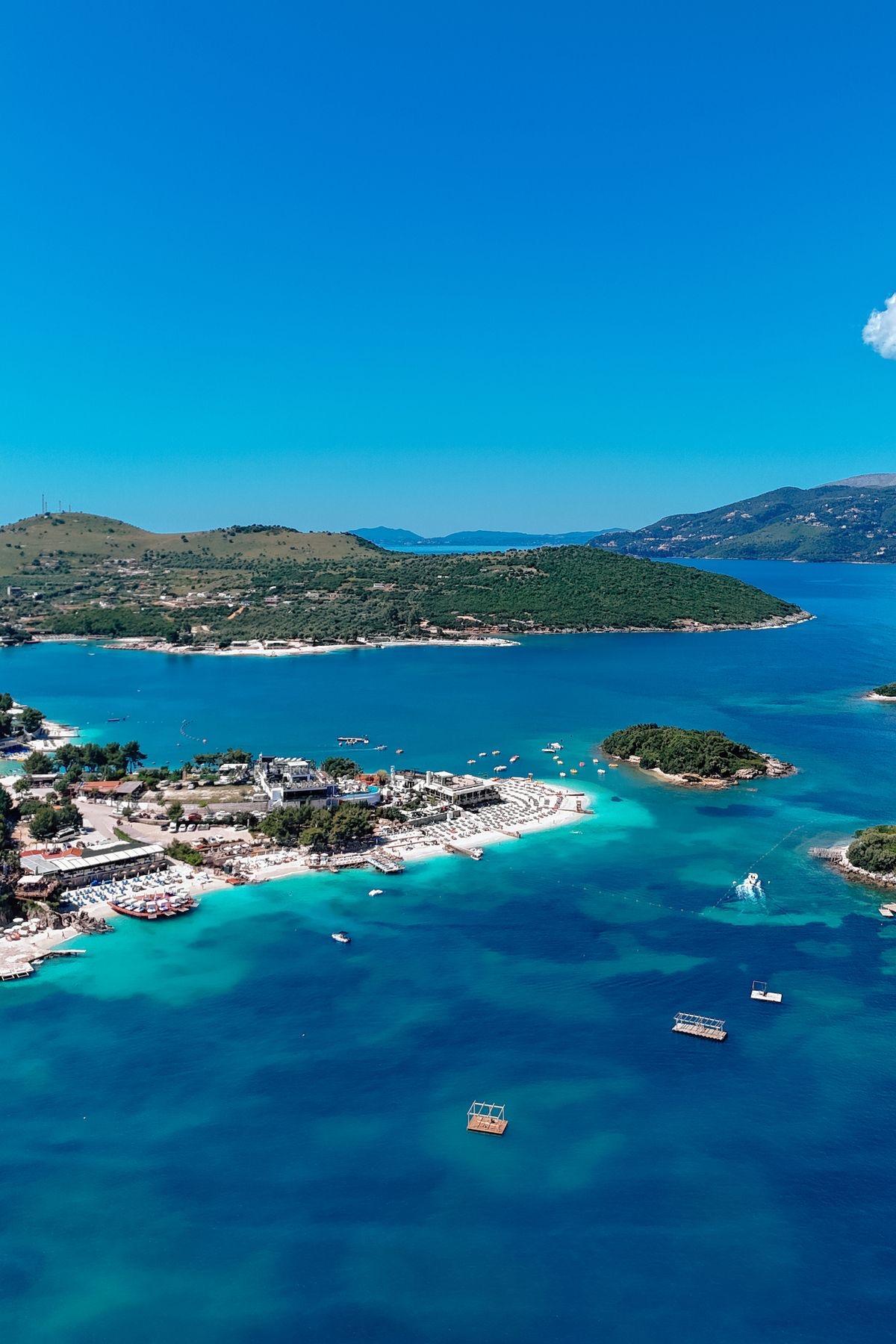 Tokë dhe Pronë me Pamje nga Deti për Shitje në Ksamil – Mundësi Zhvillimi Pranë Plazhit